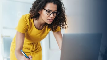 amazon gift card minimum denomination featured image woman at laptop