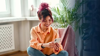 woman receiving a digital amazon.com gift card on her phone